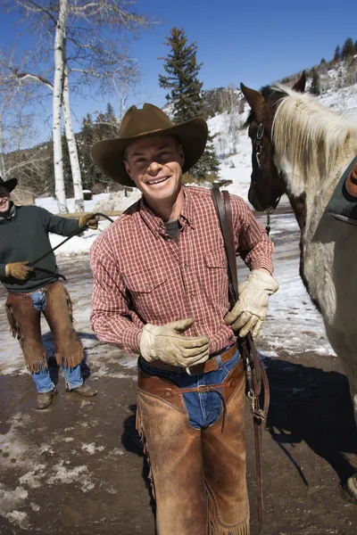 Mannen permanent met paard en glimlachen — Stockfoto