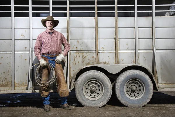 Man bär cowboyhatt anläggning lariat — Stockfoto