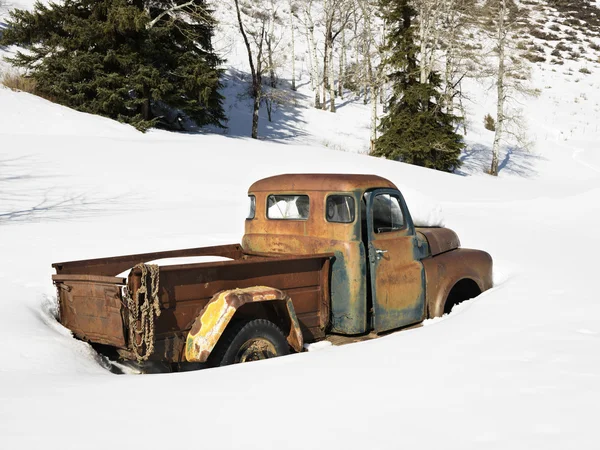 Starý zrezivělý náklaďák. — Stock fotografie