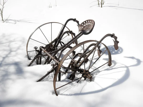 雪の中で金属を耕す — ストック写真