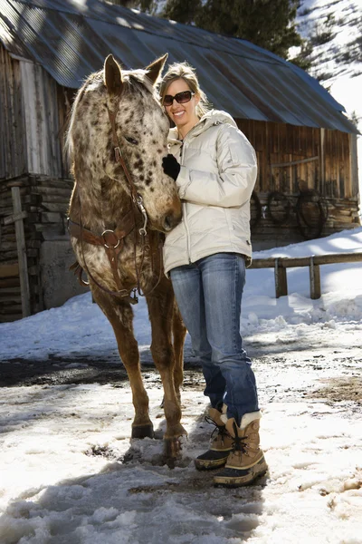 Vrouw kinderboerderij paard. — Stockfoto