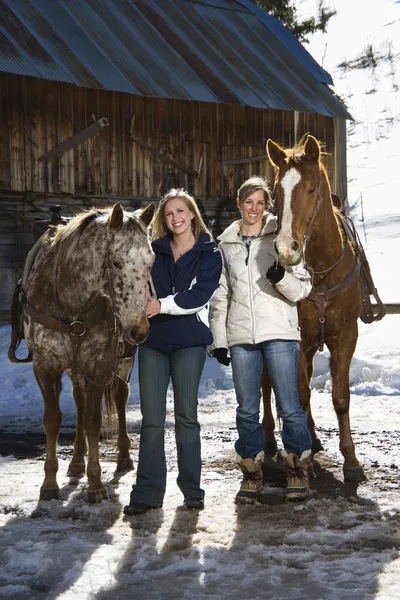 Kvinnor med hästar. — Stockfoto