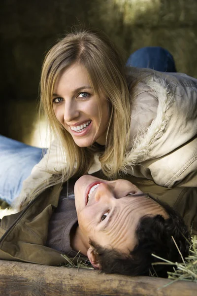 Casal de abraços no feno . — Fotografia de Stock