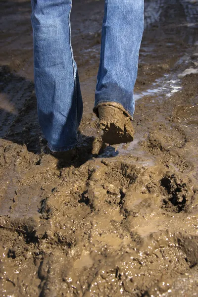 Τα πόδια, περπατώντας μέσα από την λάσπη. — Φωτογραφία Αρχείου