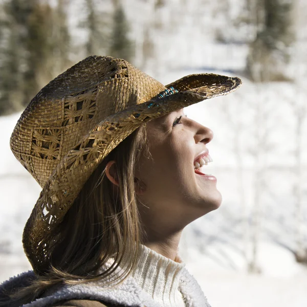 Mulher usando chapéu de cowboy. — Fotografia de Stock