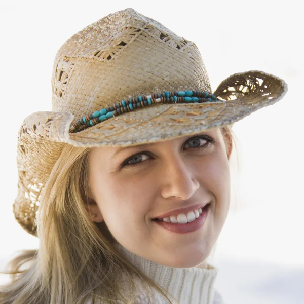 Дівчина з ковбойським капелюхом . — стокове фото