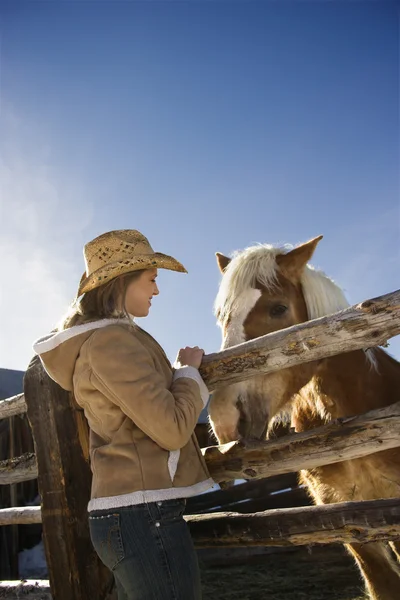Frau mit Pferd. — Stockfoto
