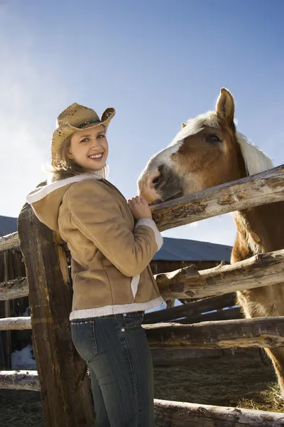 Vrouw met paardkadın ile at. — Stockfoto