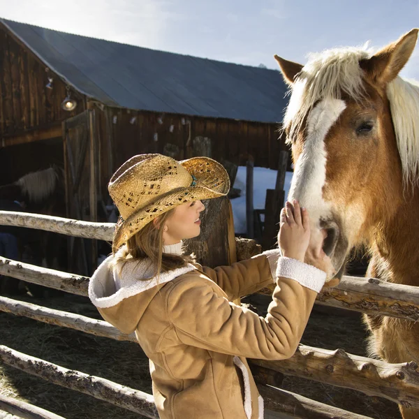 Kvinna petting häst. — Stockfoto