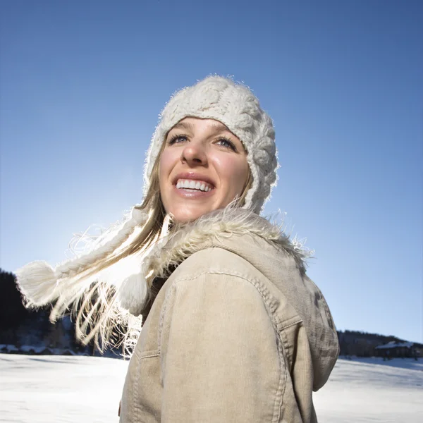 Жінка на відкритому повітрі взимку . — стокове фото