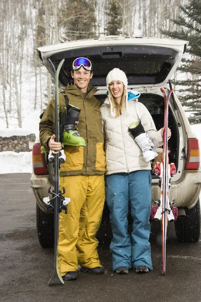 Casal indo esquiar . — Fotografia de Stock