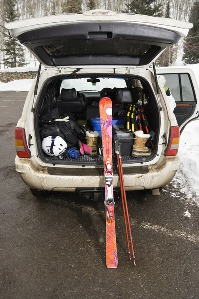 Fordon med skidor. — Stockfoto