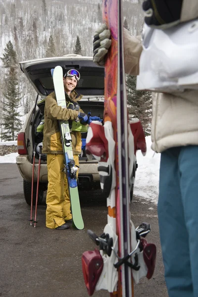 Couple going skiing. — Stockfoto