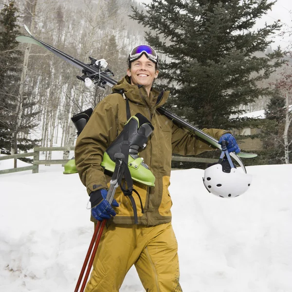 Man med ski redskap. — Stockfoto