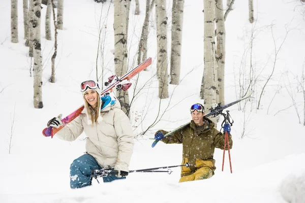 Koppel op ski-vakantie. — Stockfoto
