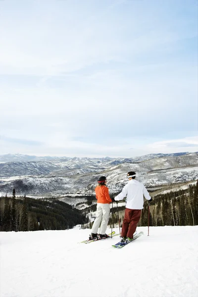 Esquiadores en la montaña con vistas al valle —  Fotos de Stock