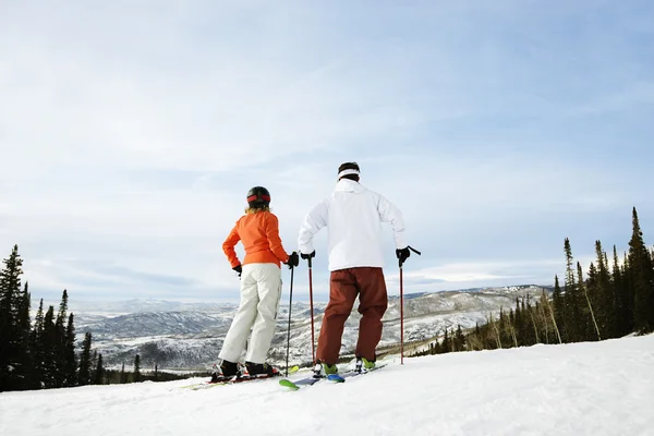 Skiër paar op berg — Stockfoto