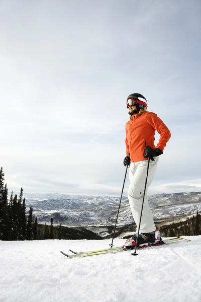Vrouwelijke skiër op de skipiste — Stockfoto