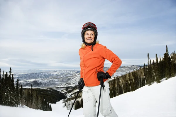 ゲレンデの女性スキーヤー — ストック写真
