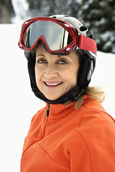 Portret van lachende vrouwelijke skiër — Stockfoto