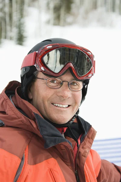 Retrato do esquiador masculino sorridente — Fotografia de Stock