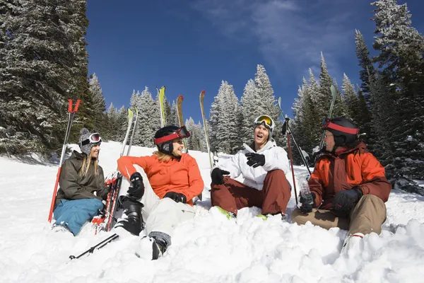 Konuşurken karda oturup kayakçı — Stok fotoğraf