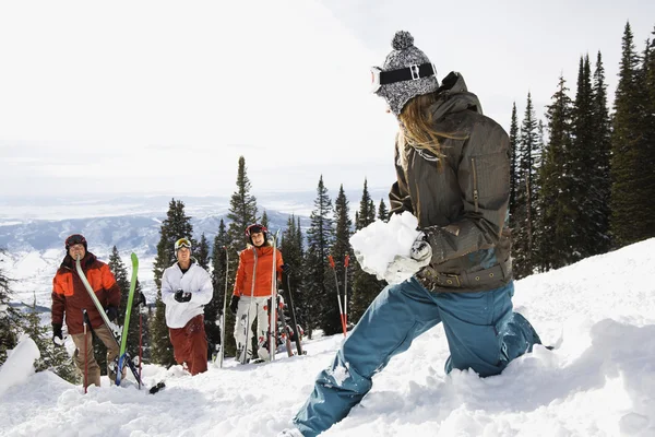 Kartopu ile kadın kayakçı — Stok fotoğraf