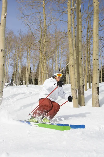 Downhill skiër maken beurt — Stockfoto