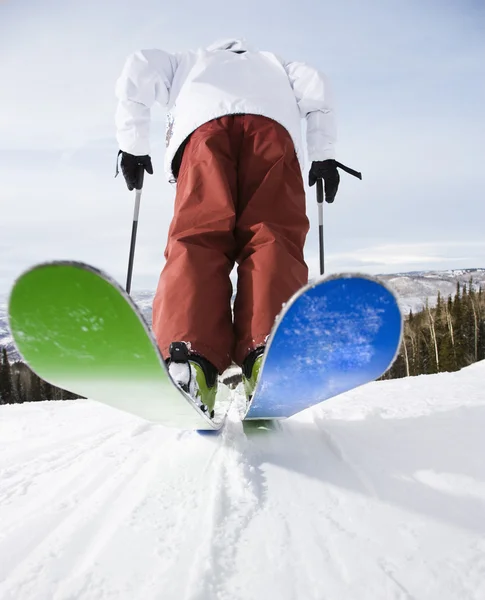 Man op ski 's. — Stockfoto