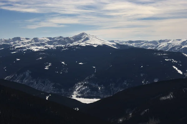 눈 덮인 산과 계곡. — 스톡 사진