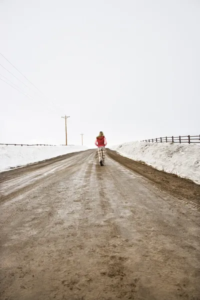 Nő sétál az úton. — Stock Fotó