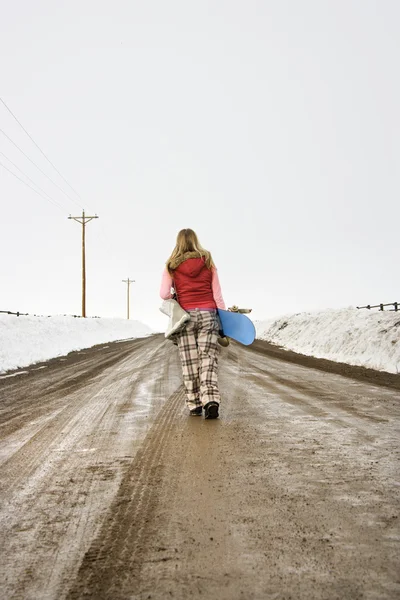 Γυναίκα που μεταφέρουν snowboard. — Φωτογραφία Αρχείου