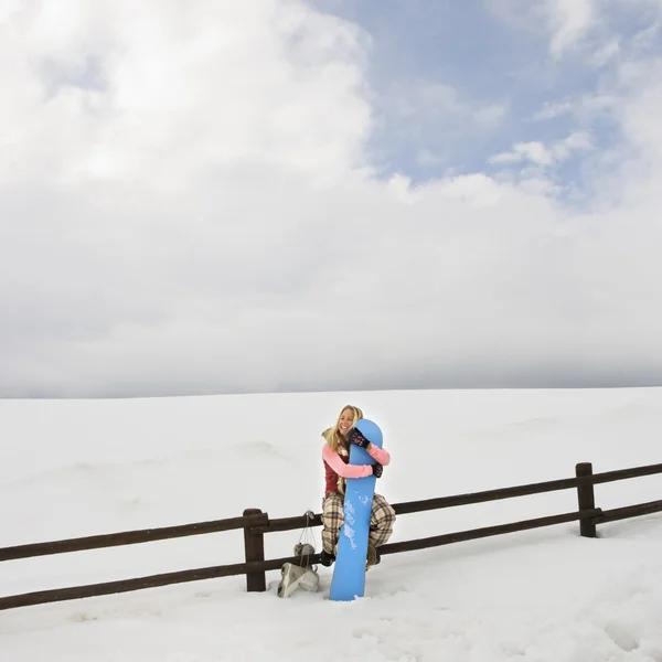Vrouw met snowboard. — Stockfoto