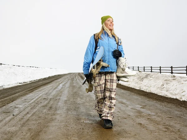 Frau trägt Snowboard. — Stockfoto