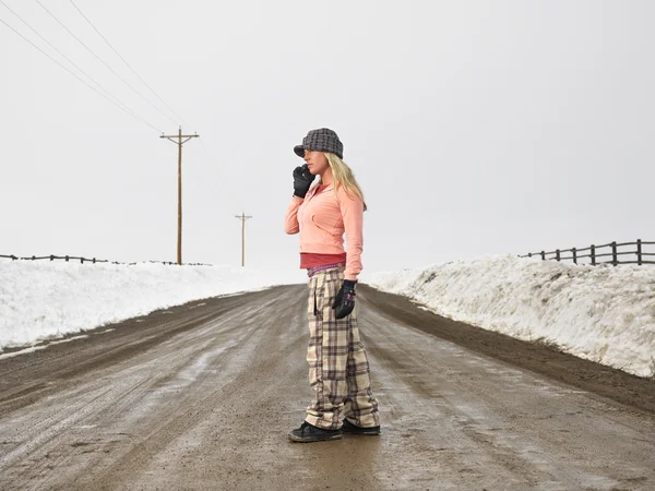 携帯電話の女性は. — ストック写真