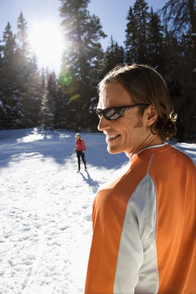 男性と女性の雪のスキー — ストック写真