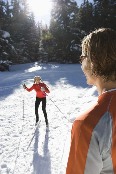 Mann und Frau beim Schneeskifahren — Stockfoto