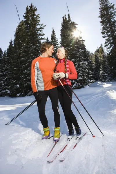 Çapraz ülke kar skiiers birbirlerine gülümsüyor — Stok fotoğraf