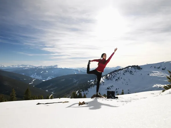 Жінка робить йогу в снігу . — стокове фото