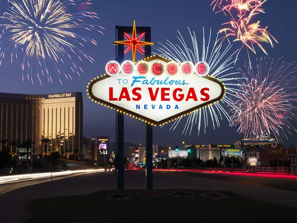 Sinal de boas-vindas de Las Vegas com fogos de artifício no fundo — Fotografia de Stock