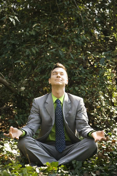 Uomo d'affari in meditazione fuori — Foto Stock