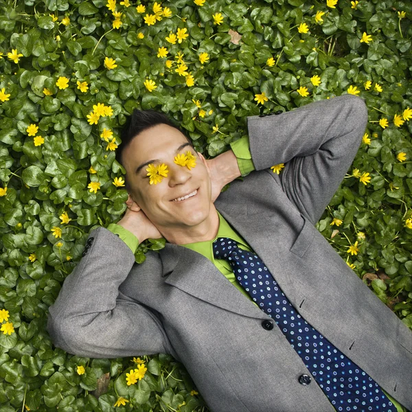 Biznesmen uśmiechający się w kwiat patcha — Zdjęcie stockowe