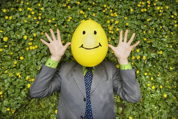 Zakenman met gelukkig ballon gezicht — Stockfoto