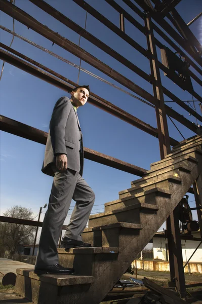 Jovem empresário caminhando escadas — Fotografia de Stock