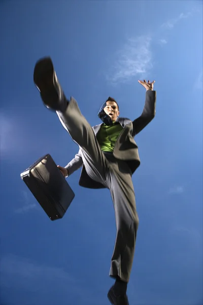 Uomo d'affari con valigetta saltando — Foto Stock
