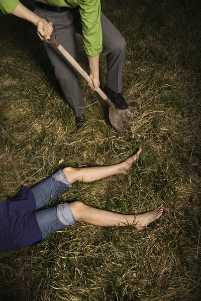 Empresário enterrando corpo morto — Fotografia de Stock