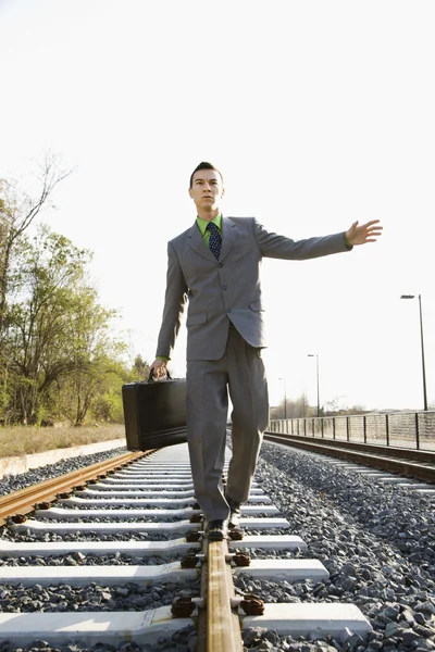 Affärsman går på järnvägsspåren — Stockfoto