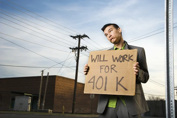 Молодий бізнесмен тримає знак 401k — стокове фото