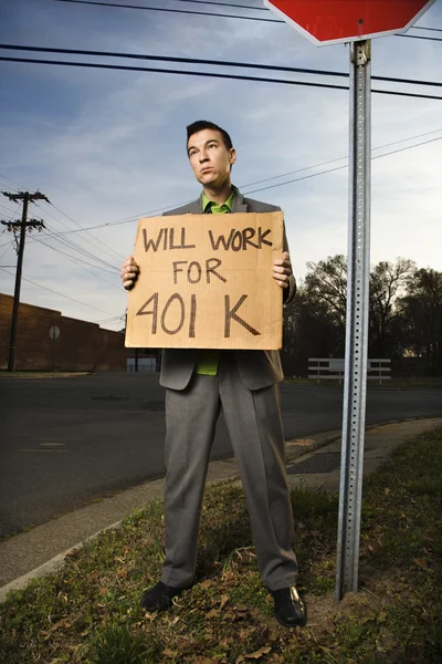 Молодой бизнесмен держит знак 401 тыс. — стоковое фото
