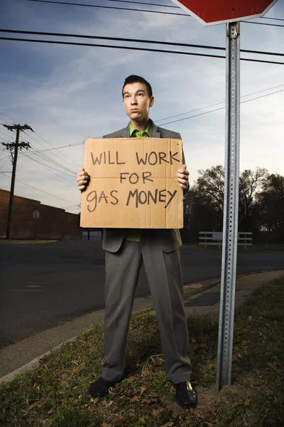 Επιχειρηματίας που κρατάει πινακίδα χρήματα αερίου — Φωτογραφία Αρχείου